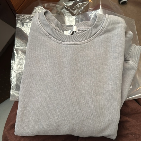 Agolde 3/4 length sleeve sweatshirt in a beautiful smokey green grey color. - Picture 3 of 10